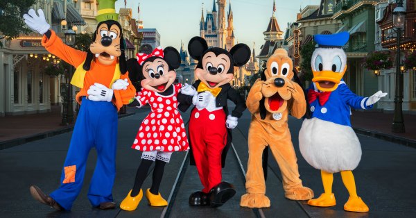 11 Tips to plan a disney vacation on a budget! These tips for planning a disney vacation will save you money and time on your disney vacation. 